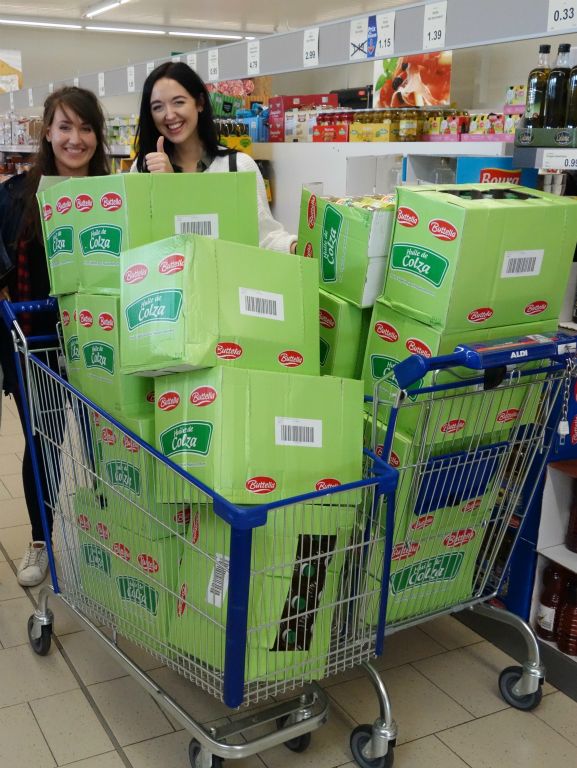 Nous avons accompagné Joséphine et Félicité (2 jeunes bénévoles anglaises) pour acheter 330 bouteilles d'huile à Aldi avec une partie des dons qu'elles avaient collectés.